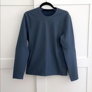 Blue LULULEMON men’s wind breaker shirt